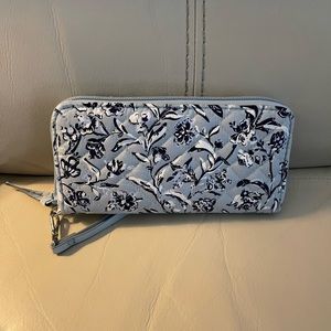 Like New! Vera Bradley RFID Accordion Wristlet